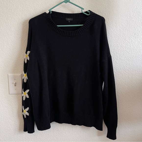 Flower embroidered sleeve sweater - Picture 2 of 5